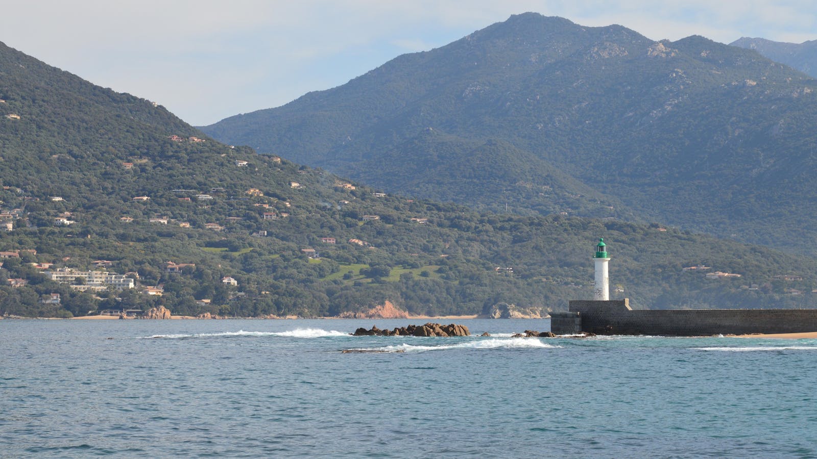 Face au Cap Camarat — le phare et la côte sauvage depuis la crique de Bonne Terrasse.