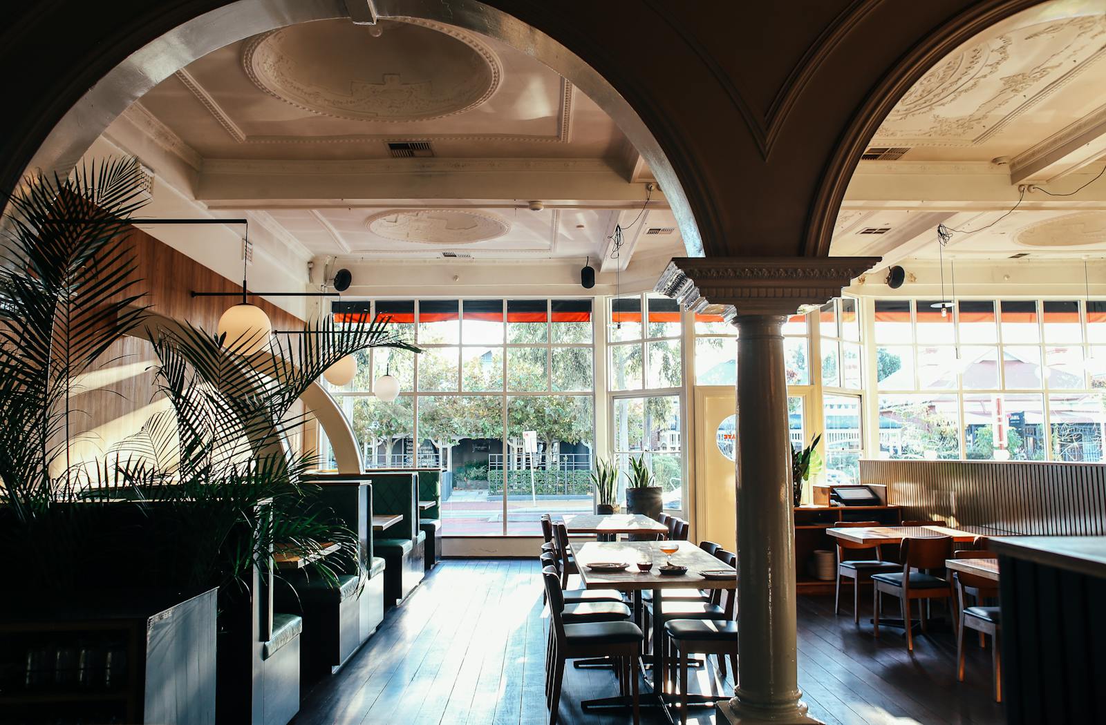 La salle voûtée intérieure climatisée de Chez Camille, avec arches en pierre et lumière du jour.